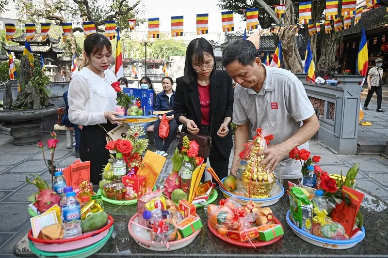 5+ bài văn khấn đi chùa ngắn gọn, dễ nhớ, cầu tài lộc, bình an cho cả nhà