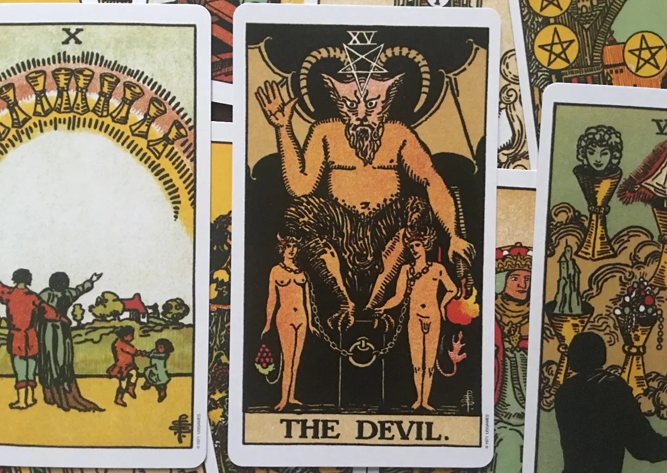 Bói Tarot người ấy có sợ mất bạn không: Vận mệnh tình yêu ẩn chứa trong những lá bài