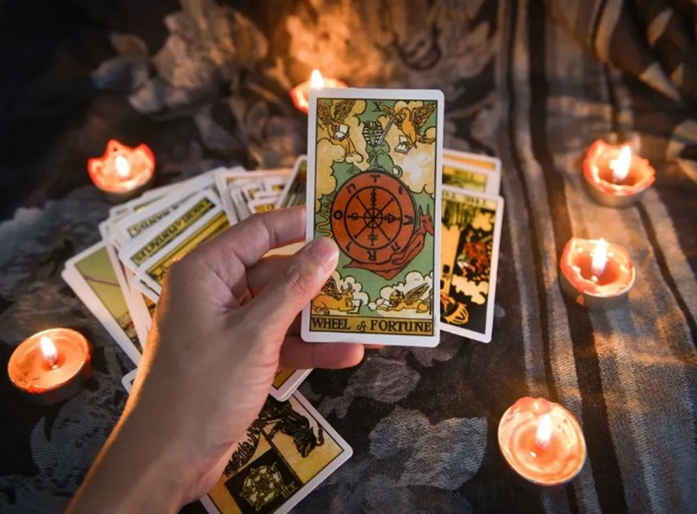 Chọn 1 lá bài Tarot để biết vị trí của bạn trong tim người ấy có quan trọng?