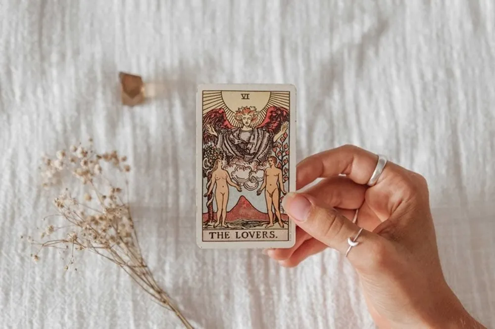 Chọn 1 lá bài Tarot để biết vị trí của bạn trong tim người ấy có quan trọng?