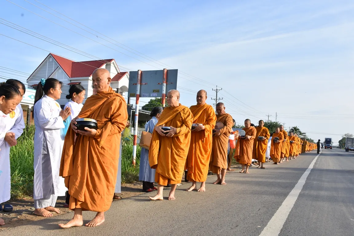 Khất thực là gì? 5 lợi ích cúng dường khất thực không phải ai cũng biết