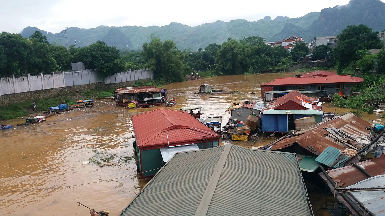 Ngủ mơ thấy nước: Tương lai phát đạt hay đại hạn kéo đến?