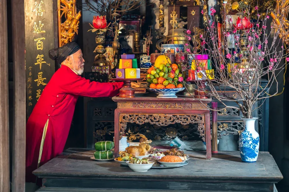 Ý nghĩa bàn thờ ngày Tết: Bày đủ 3 vật này thu hút tài lộc, công danh cực tốt