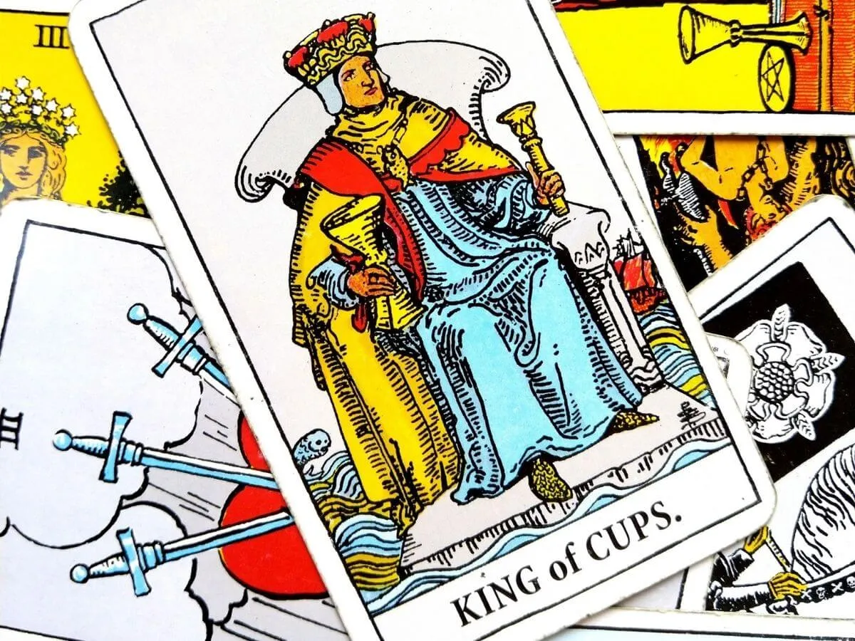 Ý Nghĩa Lá King Of Cups Trong Tarot: Ông Vua Cảm Xúc Tâm Lý