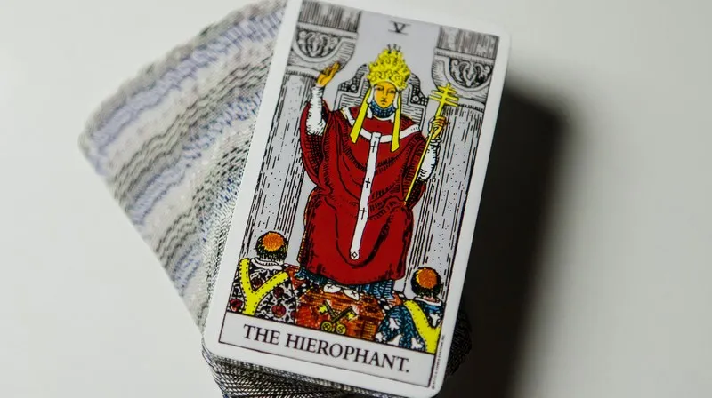 Ý nghĩa lá The Hierophant trong Tarot: Cổ hủ, truyền thống nhưng không tầm thường